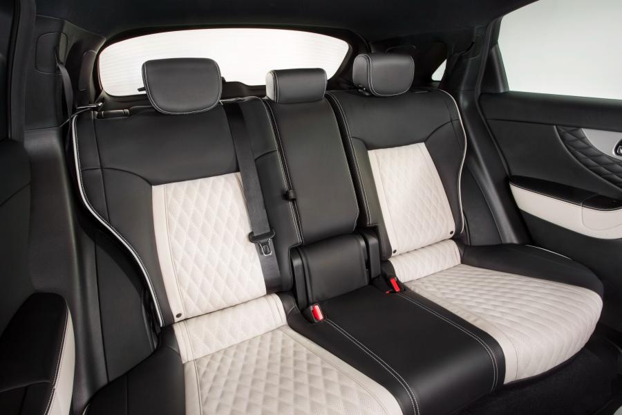 Интерьер Infiniti QX70 3.7 Limited Edition 2016 года  (фото 7 из 8)